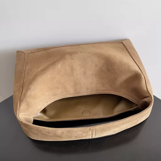 Bottega Veneta's main product for shining from the catwalk to the streets. It not only brings a strong retro feel, but also can be easily combined with a variety of ways to create different styles. Whether it is a capable and elegant workplace look or a casual and comfortable daily wear, all-imported calfskin is a fashion element you can't miss.