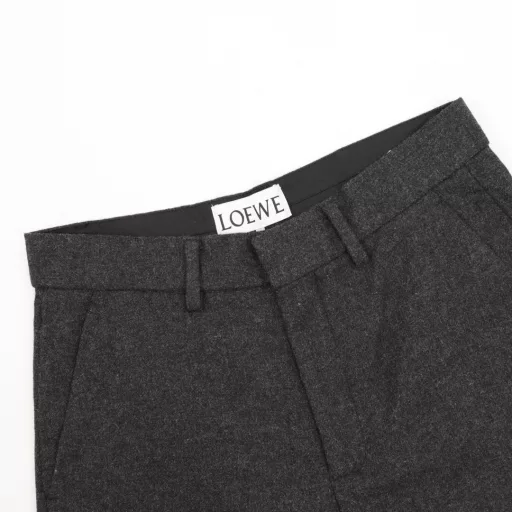 Loewe Anagram semi-embroidered flannel shortsCustomized merino wool and cashmere, laser burnt patterns on the knees, geometric cutting breaks the shackles of the plane, laser burnt pattern technology, advanced technology using laser technology to carve patterns, projecting laser onto the surface of the material, causing the material to heat up locally and melt rapidly to form the Loewe Anagram pattern, three-dimensional cutting of the human body, edge grinding technology, through physical friction and manual grinding, the process of creating a natural wear effect on the edge of the trouser legs, imitating the wear texture formed by long-term wear, customized accessories, and a fitted version