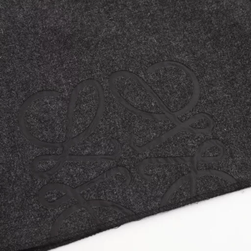 Loewe Anagram semi-embroidered flannel shortsCustomized merino wool and cashmere, laser burnt patterns on the knees, geometric cutting breaks the shackles of the plane, laser burnt pattern technology, advanced technology using laser technology to carve patterns, projecting laser onto the surface of the material, causing the material to heat up locally and melt rapidly to form the Loewe Anagram pattern, three-dimensional cutting of the human body, edge grinding technology, through physical friction and manual grinding, the process of creating a natural wear effect on the edge of the trouser legs, imitating the wear texture formed by long-term wear, customized accessories, and a fitted version