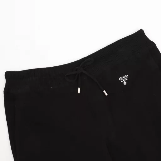 Prada PRD back pocket small logo embroidered drawstring shortsOriginal purchase, using 40-count high-end fine cotton yarn, twill windbreaker material, using German Stoll 14 needles, imported embroidery, wool fermentation washing, customized accessories, fitted version