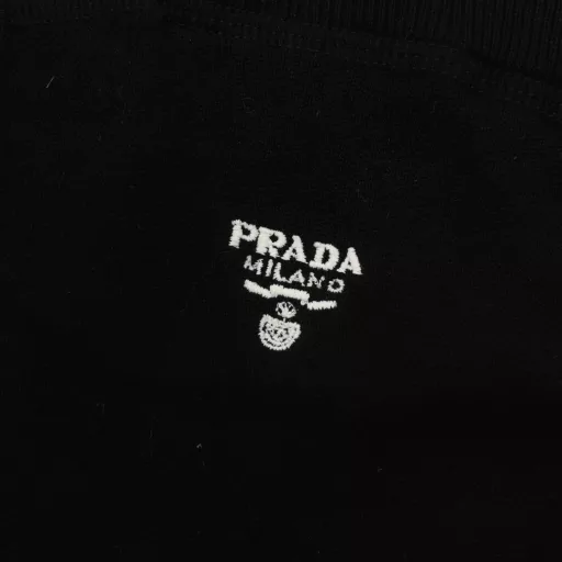 Prada PRD back pocket small logo embroidered drawstring shortsOriginal purchase, using 40-count high-end fine cotton yarn, twill windbreaker material, using German Stoll 14 needles, imported embroidery, wool fermentation washing, customized accessories, fitted version