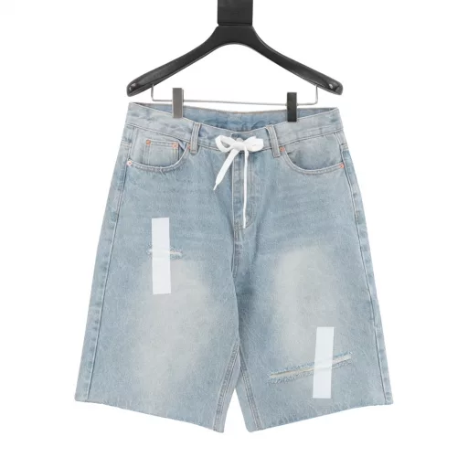 MAISON MARGIELA MM6 Masking tape hole five-point denim shortsImported denim non-stretch fabric, using original color yeast washing process, softened by washing, very comfortable and drapey. Masking tape sticker hole, all handmade, time-consuming and labor-intensive. Custom leather brand, exquisite sewing, heavy washing and comfortable and breathable fabric