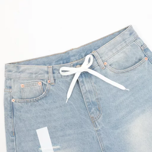 MAISON MARGIELA MM6 Masking tape hole five-point denim shortsImported denim non-stretch fabric, using original color yeast washing process, softened by washing, very comfortable and drapey. Masking tape sticker hole, all handmade, time-consuming and labor-intensive. Custom leather brand, exquisite sewing, heavy washing and comfortable and breathable fabric