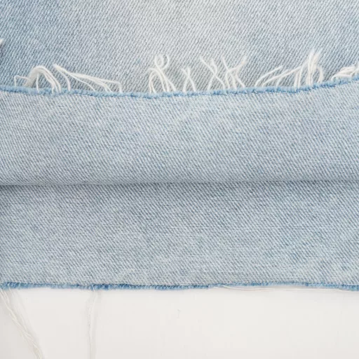 MAISON MARGIELA MM6 Masking tape hole five-point denim shortsImported denim non-stretch fabric, using original color yeast washing process, softened by washing, very comfortable and drapey. Masking tape sticker hole, all handmade, time-consuming and labor-intensive. Custom leather brand, exquisite sewing, heavy washing and comfortable and breathable fabric