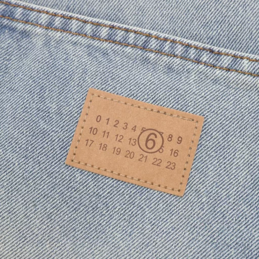 MAISON MARGIELA MM6 back pocket leather label workwear denim shortsImported heavyweight denim non-stretch fabric 100% cotton denim, using original color yeast washing process, softened by washing, very comfortable and drapey, custom leather label, exquisite stitching, comfortable and breathable fabric after heavy washing