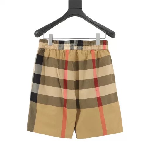 Burberry classic striped plaid shortsThe fabric is original Tencel cotton woven and customized, functional twill fabric, 100% positioning of stripes and plaids, very time-consuming and wasteful,The density and feel are consistent with the original, elastic waist, easy to adjust the waistline, more personalized and advanced,The loose wide-leg pants style, the upper body becomes long legs in seconds,The feel is soft and delicate, the upper body is very comfortable, no entanglement when going out, easy to match.