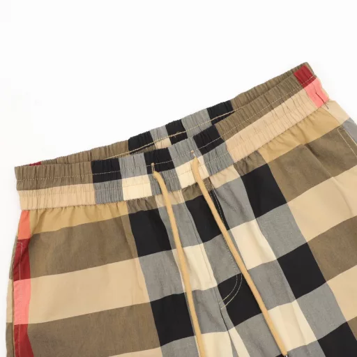 Burberry classic striped plaid shortsThe fabric is original Tencel cotton woven and customized, functional twill fabric, 100% positioning of stripes and plaids, very time-consuming and wasteful,The density and feel are consistent with the original, elastic waist, easy to adjust the waistline, more personalized and advanced,The loose wide-leg pants style, the upper body becomes long legs in seconds,The feel is soft and delicate, the upper body is very comfortable, no entanglement when going out, easy to match.