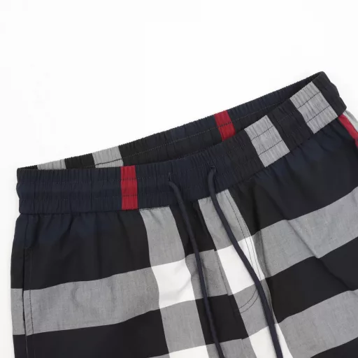 Burberry classic striped plaid shortsThe fabric is original Tencel cotton woven and customized, functional twill fabric, 100% positioning of stripes and plaids, very time-consuming and wasteful,The density and feel are consistent with the original, elastic waist, easy to adjust the waistline, more personalized and advanced,The loose wide-leg pants style, the upper body becomes long legs in seconds,The feel is soft and delicate, the upper body is very comfortable, no entanglement when going out, easy to match.