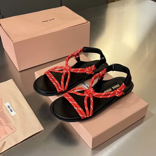 Miu Miu/2025 summer new product, the world's hottest holiday-style flat sandals✨occupy the covers of major fashion magazines·Hotly recommended by celebrities and Xiaohongshu bloggers❤️Paired with long skirts and hot pants, just buy it directly (original 1:1 development shoe shape, full of details and texture)