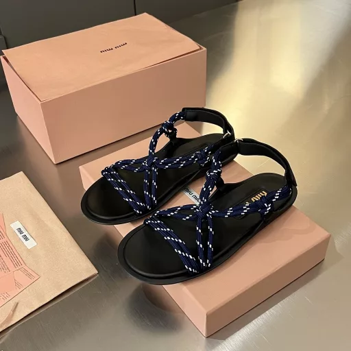 Miu Miu/2025 summer new product, the world's hottest holiday-style flat sandals✨occupy the covers of major fashion magazines·Hotly recommended by celebrities and Xiaohongshu bloggers❤️Paired with long skirts and hot pants, just buy it directly (original 1:1 development shoe shape, full of details and texture)
