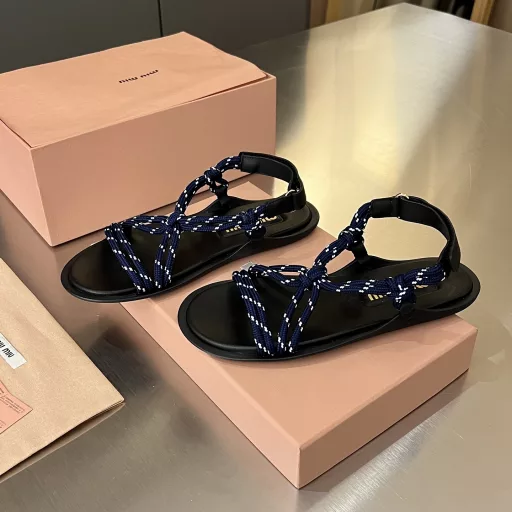 Miu Miu/2025 summer new product, the world's hottest holiday-style flat sandals✨occupy the covers of major fashion magazines·Hotly recommended by celebrities and Xiaohongshu bloggers❤️Paired with long skirts and hot pants, just buy it directly (original 1:1 development shoe shape, full of details and texture)