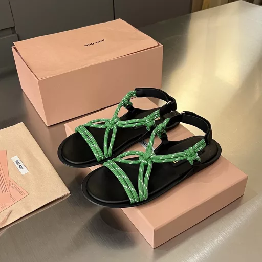 Miu Miu/2025 summer new product, the world's hottest holiday-style flat sandals✨occupy the covers of major fashion magazines·Hotly recommended by celebrities and Xiaohongshu bloggers❤️Paired with long skirts and hot pants, just buy it directly (original 1:1 development shoe shape, full of details and texture)