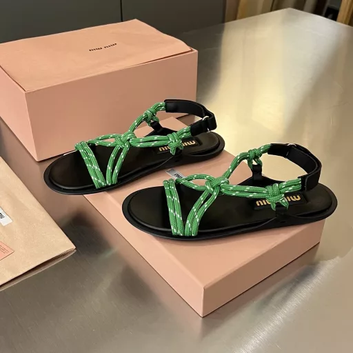 Miu Miu/2025 summer new product, the world's hottest holiday-style flat sandals✨occupy the covers of major fashion magazines·Hotly recommended by celebrities and Xiaohongshu bloggers❤️Paired with long skirts and hot pants, just buy it directly (original 1:1 development shoe shape, full of details and texture)