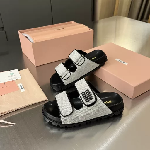MiuMiu/2025 Summer's latest hot-selling casual canvas flat slippers💕 Must-buy item‼ ️This flat slipper is made of casual canvas material and a unique sole design with a miumiu letter logo upper, reinterpreting the charming and unique version with rich contrast and exquisite details✨Imported lambskin lining, super soft and comfortable to wearOriginal 1:1 rubber star pattern sole Non-slip, wear-resistant, soft and light A must-have item in summer