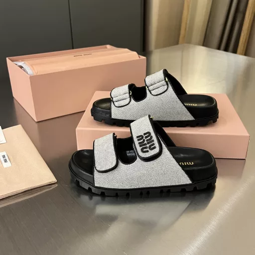 MiuMiu/2025 Summer's latest hot-selling casual canvas flat slippers💕 Must-buy item‼ ️This flat slipper is made of casual canvas material and a unique sole design with a miumiu letter logo upper, reinterpreting the charming and unique version with rich contrast and exquisite details✨Imported lambskin lining, super soft and comfortable to wearOriginal 1:1 rubber star pattern sole Non-slip, wear-resistant, soft and light A must-have item in summer