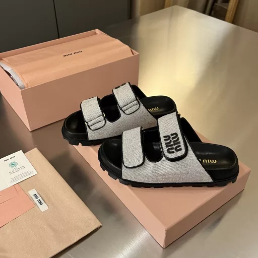 MiuMiu/2025 Summer's latest hot-selling casual canvas flat slippers💕 Must-buy item‼ ️This flat slipper is made of casual canvas material and a unique sole design with a miumiu letter logo upper, reinterpreting the charming and unique version with rich contrast and exquisite details✨Imported lambskin lining, super soft and comfortable to wearOriginal 1:1 rubber star pattern sole Non-slip, wear-resistant, soft and light A must-have item in summer