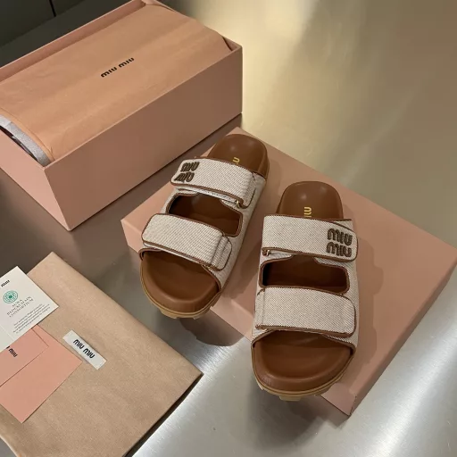 MiuMiu/2025 Summer's latest hot-selling casual canvas flat slippers💕 Must-buy item‼ ️This flat slipper is made of casual canvas material and a unique sole design with a miumiu letter logo upper, reinterpreting the charming and unique version with rich contrast and exquisite details✨Imported lambskin lining, super soft and comfortable to wearOriginal 1:1 rubber star pattern sole Non-slip, wear-resistant, soft and light A must-have item in summer