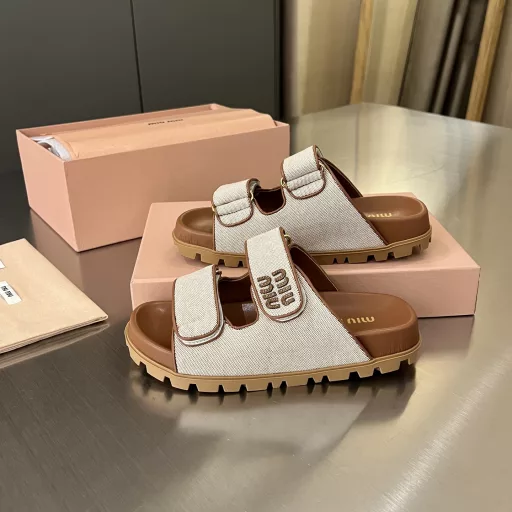 MiuMiu/2025 Summer's latest hot-selling casual canvas flat slippers💕 Must-buy item‼ ️This flat slipper is made of casual canvas material and a unique sole design with a miumiu letter logo upper, reinterpreting the charming and unique version with rich contrast and exquisite details✨Imported lambskin lining, super soft and comfortable to wearOriginal 1:1 rubber star pattern sole Non-slip, wear-resistant, soft and light A must-have item in summer