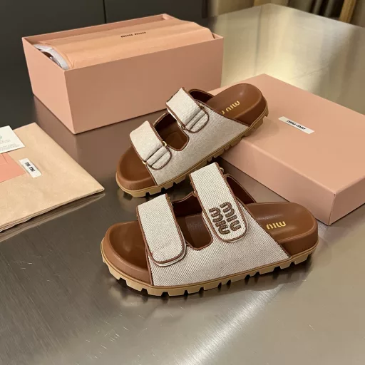 MiuMiu/2025 Summer's latest hot-selling casual canvas flat slippers💕 Must-buy item‼ ️This flat slipper is made of casual canvas material and a unique sole design with a miumiu letter logo upper, reinterpreting the charming and unique version with rich contrast and exquisite details✨Imported lambskin lining, super soft and comfortable to wearOriginal 1:1 rubber star pattern sole Non-slip, wear-resistant, soft and light A must-have item in summer