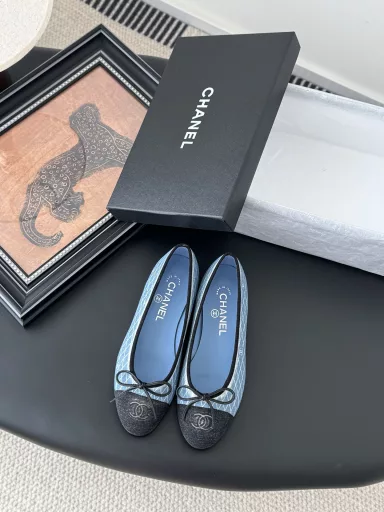 Chanel new color ballet shoes1:1 replica of the original, a classic among classics, perfect with pants or skirts, the small round toe design is a good way to modify the foot shape, a must-have for fairies!