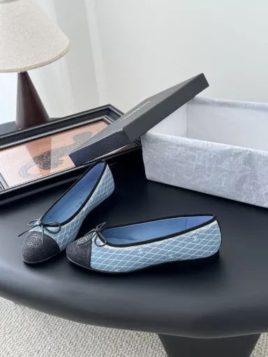 Chanel new color ballet shoes1:1 replica of the original, a classic among classics, perfect with pants or skirts, the small round toe design is a good way to modify the foot shape, a must-have for fairies!