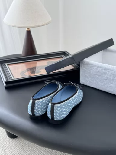 Chanel new color ballet shoes1:1 replica of the original, a classic among classics, perfect with pants or skirts, the small round toe design is a good way to modify the foot shape, a must-have for fairies!