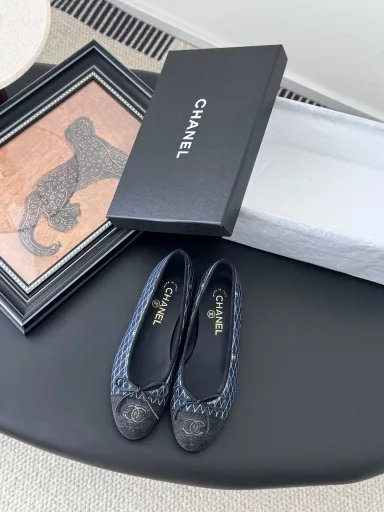 Chanel new color ballet shoes1:1 replica of the original, a classic among classics, perfect with pants or skirts, the small round toe design is a good way to modify the foot shape, a must-have for fairies!
