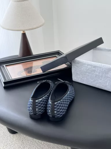Chanel new color ballet shoes1:1 replica of the original, a classic among classics, perfect with pants or skirts, the small round toe design is a good way to modify the foot shape, a must-have for fairies!