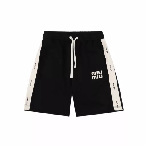 Miu Miu Embroidered Logo ShortsThe fabric is made of 360g brushed fabric, which is etched after dyeing. It is treated with silky and ultra-soft treatment compared with the original. The texture of the fabric is clear and obvious, and the drape is excellent. The exquisite workmanship meets the export standards of foreign trade. There are 4.5 stitches per centimeter, and each seam is pressed with visible lines. The lines are neat and standard like a ruler. The woven cotton ribbon is tightly woven and soft to the touch. The embroidery process uses the Behringer embroidery machine, which makes the embroidery color fuller and the embroidery more three-dimensional. The pattern has a good effect on the body. It is the same style for men and women, simple and versatile. It is a heavy-duty item for purchasing, and you can compare any quality on the market at will!