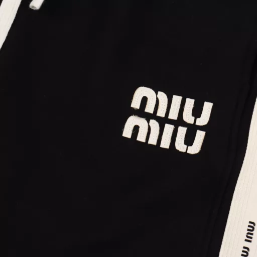 Miu Miu Embroidered Logo ShortsThe fabric is made of 360g brushed fabric, which is etched after dyeing. It is treated with silky and ultra-soft treatment compared with the original. The texture of the fabric is clear and obvious, and the drape is excellent. The exquisite workmanship meets the export standards of foreign trade. There are 4.5 stitches per centimeter, and each seam is pressed with visible lines. The lines are neat and standard like a ruler. The woven cotton ribbon is tightly woven and soft to the touch. The embroidery process uses the Behringer embroidery machine, which makes the embroidery color fuller and the embroidery more three-dimensional. The pattern has a good effect on the body. It is the same style for men and women, simple and versatile. It is a heavy-duty item for purchasing, and you can compare any quality on the market at will!