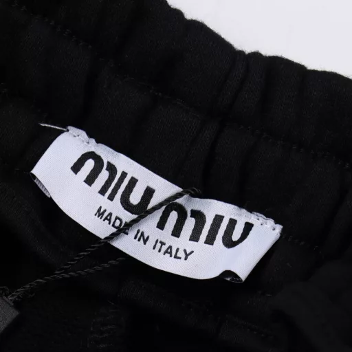 Miu Miu Embroidered Logo ShortsThe fabric is made of 360g brushed fabric, which is etched after dyeing. It is treated with silky and ultra-soft treatment compared with the original. The texture of the fabric is clear and obvious, and the drape is excellent. The exquisite workmanship meets the export standards of foreign trade. There are 4.5 stitches per centimeter, and each seam is pressed with visible lines. The lines are neat and standard like a ruler. The woven cotton ribbon is tightly woven and soft to the touch. The embroidery process uses the Behringer embroidery machine, which makes the embroidery color fuller and the embroidery more three-dimensional. The pattern has a good effect on the body. It is the same style for men and women, simple and versatile. It is a heavy-duty item for purchasing, and you can compare any quality on the market at will!