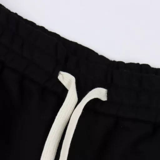 Miu Miu Embroidered Logo ShortsThe fabric is made of 360g brushed fabric, which is etched after dyeing. It is treated with silky and ultra-soft treatment compared with the original. The texture of the fabric is clear and obvious, and the drape is excellent. The exquisite workmanship meets the export standards of foreign trade. There are 4.5 stitches per centimeter, and each seam is pressed with visible lines. The lines are neat and standard like a ruler. The woven cotton ribbon is tightly woven and soft to the touch. The embroidery process uses the Behringer embroidery machine, which makes the embroidery color fuller and the embroidery more three-dimensional. The pattern has a good effect on the body. It is the same style for men and women, simple and versatile. It is a heavy-duty item for purchasing, and you can compare any quality on the market at will!