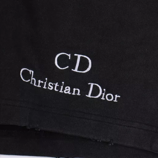Dior letter embroidered shortsThe fabric is made of 360g brushed fabric, which is etched after dyeing. It is treated with silky and ultra-soft treatment compared with the original. The texture of the fabric is clear and obvious, the drape is excellent, and the workmanship is exquisite and reaches the export standard. There are 4.5 stitches per centimeter, and each seam is pressed with visible lines. The lines are neat and standard like a ruler. The woven cotton ribbon is tightly woven and soft to the touch. The embroidery process uses the Behringer embroidery machine, which makes the embroidery color fuller and the embroidery more three-dimensional. The pattern has a good effect on the body. It is the same style for men and women, simple and versatile. It is a heavy-duty item for purchasing, and you can compare any quality on the market at will!