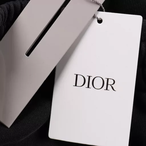 Dior letter embroidered shortsThe fabric is made of 360g brushed fabric, which is etched after dyeing. It is treated with silky and ultra-soft treatment compared with the original. The texture of the fabric is clear and obvious, the drape is excellent, and the workmanship is exquisite and reaches the export standard. There are 4.5 stitches per centimeter, and each seam is pressed with visible lines. The lines are neat and standard like a ruler. The woven cotton ribbon is tightly woven and soft to the touch. The embroidery process uses the Behringer embroidery machine, which makes the embroidery color fuller and the embroidery more three-dimensional. The pattern has a good effect on the body. It is the same style for men and women, simple and versatile. It is a heavy-duty item for purchasing, and you can compare any quality on the market at will!
