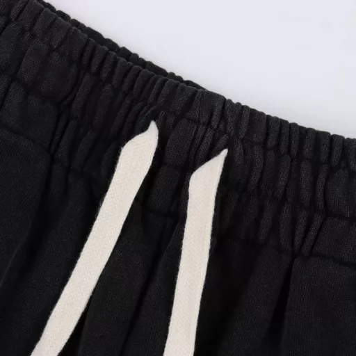 Dior letter embroidered shortsThe fabric is made of 360g brushed fabric, which is etched after dyeing. It is treated with silky and ultra-soft treatment compared with the original. The texture of the fabric is clear and obvious, the drape is excellent, and the workmanship is exquisite and reaches the export standard. There are 4.5 stitches per centimeter, and each seam is pressed with visible lines. The lines are neat and standard like a ruler. The woven cotton ribbon is tightly woven and soft to the touch. The embroidery process uses the Behringer embroidery machine, which makes the embroidery color fuller and the embroidery more three-dimensional. The pattern has a good effect on the body. It is the same style for men and women, simple and versatile. It is a heavy-duty item for purchasing, and you can compare any quality on the market at will!