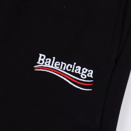 Balenciaga Coke Embroidered Small Logo ShortsThe fabric is customized from the original, which is very time-consuming and wasteful. The density and feel are consistent with the original. The elastic waist is matched, and the waistline can be easily adjusted. The black webbing design on the side is the finishing touch of the whole pants, which is more personalized and advanced. The loose wide-leg pants style can instantly turn the upper body into long legs. The feel is soft and delicate, and the upper body is very comfortable. It is easy to match without any entanglement when going out.