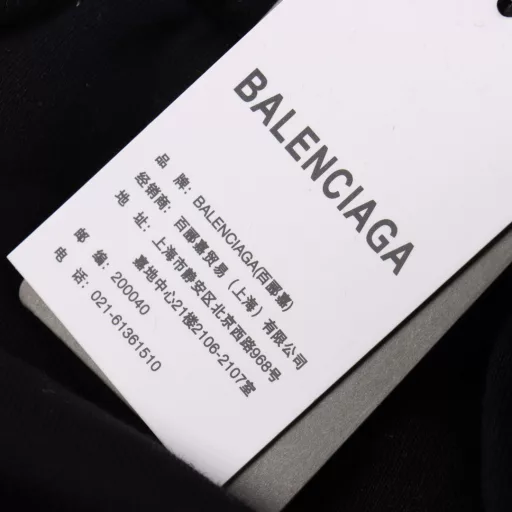 Balenciaga Coke Embroidered Small Logo ShortsThe fabric is customized from the original, which is very time-consuming and wasteful. The density and feel are consistent with the original. The elastic waist is matched, and the waistline can be easily adjusted. The black webbing design on the side is the finishing touch of the whole pants, which is more personalized and advanced. The loose wide-leg pants style can instantly turn the upper body into long legs. The feel is soft and delicate, and the upper body is very comfortable. It is easy to match without any entanglement when going out.