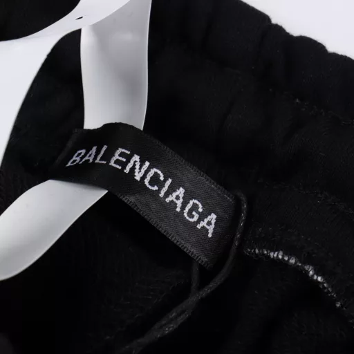 Balenciaga Coke Embroidered Small Logo ShortsThe fabric is customized from the original, which is very time-consuming and wasteful. The density and feel are consistent with the original. The elastic waist is matched, and the waistline can be easily adjusted. The black webbing design on the side is the finishing touch of the whole pants, which is more personalized and advanced. The loose wide-leg pants style can instantly turn the upper body into long legs. The feel is soft and delicate, and the upper body is very comfortable. It is easy to match without any entanglement when going out.