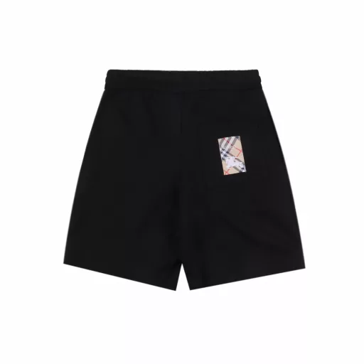 Burberry BBR Checked Cotton Back Pocket Applique ShortsThe lightweight cotton fabric is made of cotton fiber as the main raw material. The front is a smooth cotton surface, and the other side is raised to form a fine fluffy surface, which is breathable, moisture-absorbent and soft. The waist is designed with an elastic band, with drawstring adjustment. The elastic waist band is sewn with elastic bands, and the line spacing is tight, making it more firm, flat and beautiful while taking into account good elasticity. There are pockets on both sides, and the bag opening is reinforced by the tacking process. The edge of the back patch pocket is sewn on the hip position using the three-needle four-thread inlay process to enhance the visual beauty and durability. The bag body is decorated with the brand's classic checkered warhorse logo applique, and customized accessories