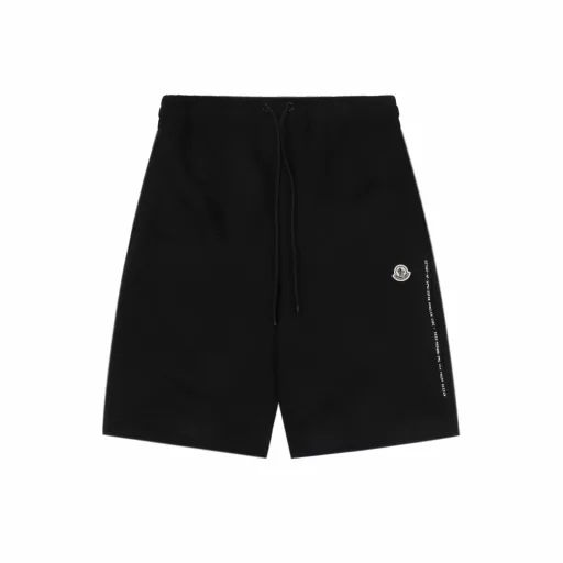 MC MOCLER X Hiroshi Fujiwara Joint Badge ShortsMade of 100% pure cotton, the surface is treated with fleece to form a cotton fleece fabric, which has a soft and delicate touch and evenly distributed fluff. The natural structure of cotton fiber provides good moisture absorption and perspiration ability, is skin-friendly and non-irritating, and is also lightweight, making it burden-free to wear. The MOCLER&FRGMT embroidery process is used on the back pocket. The double-thread winding structure makes the embroidery surface thick and not easy to wear. The stitches are hidden on the back of the fabric, without messy threads, which improves durability and aesthetics. The letters starting with G27507 are decorated under the side pocket using the glue printing process, which has a three-dimensional visual effect and a bumpy and soft texture. It is not easy to fall off through high-temperature foaming. Customized accessories