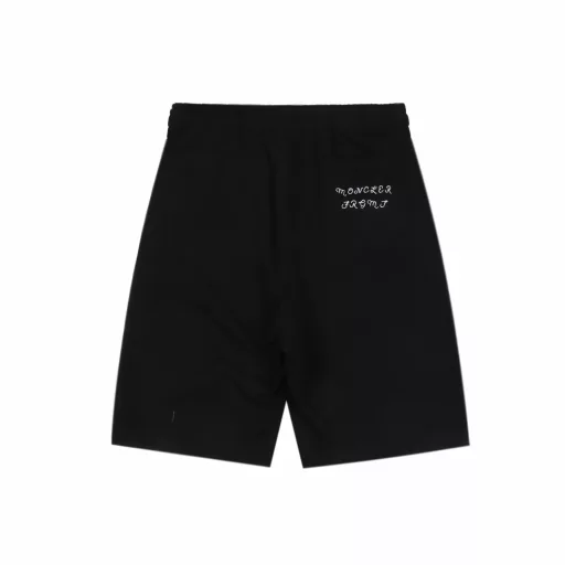 MC MOCLER X Hiroshi Fujiwara Joint Badge ShortsMade of 100% pure cotton, the surface is treated with fleece to form a cotton fleece fabric, which has a soft and delicate touch and evenly distributed fluff. The natural structure of cotton fiber provides good moisture absorption and perspiration ability, is skin-friendly and non-irritating, and is also lightweight, making it burden-free to wear. The MOCLER&FRGMT embroidery process is used on the back pocket. The double-thread winding structure makes the embroidery surface thick and not easy to wear. The stitches are hidden on the back of the fabric, without messy threads, which improves durability and aesthetics. The letters starting with G27507 are decorated under the side pocket using the glue printing process, which has a three-dimensional visual effect and a bumpy and soft texture. It is not easy to fall off through high-temperature foaming. Customized accessories