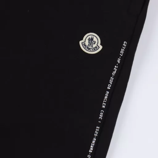 MC MOCLER X Hiroshi Fujiwara Joint Badge ShortsMade of 100% pure cotton, the surface is treated with fleece to form a cotton fleece fabric, which has a soft and delicate touch and evenly distributed fluff. The natural structure of cotton fiber provides good moisture absorption and perspiration ability, is skin-friendly and non-irritating, and is also lightweight, making it burden-free to wear. The MOCLER&FRGMT embroidery process is used on the back pocket. The double-thread winding structure makes the embroidery surface thick and not easy to wear. The stitches are hidden on the back of the fabric, without messy threads, which improves durability and aesthetics. The letters starting with G27507 are decorated under the side pocket using the glue printing process, which has a three-dimensional visual effect and a bumpy and soft texture. It is not easy to fall off through high-temperature foaming. Customized accessories