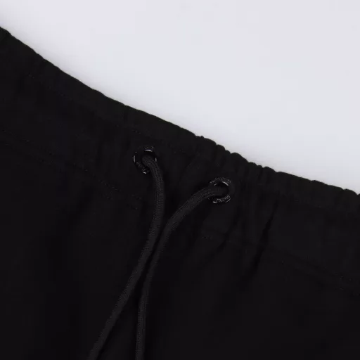 MC MOCLER X Hiroshi Fujiwara Joint Badge ShortsMade of 100% pure cotton, the surface is treated with fleece to form a cotton fleece fabric, which has a soft and delicate touch and evenly distributed fluff. The natural structure of cotton fiber provides good moisture absorption and perspiration ability, is skin-friendly and non-irritating, and is also lightweight, making it burden-free to wear. The MOCLER&FRGMT embroidery process is used on the back pocket. The double-thread winding structure makes the embroidery surface thick and not easy to wear. The stitches are hidden on the back of the fabric, without messy threads, which improves durability and aesthetics. The letters starting with G27507 are decorated under the side pocket using the glue printing process, which has a three-dimensional visual effect and a bumpy and soft texture. It is not easy to fall off through high-temperature foaming. Customized accessories