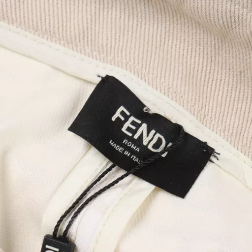 Fendi FF full-print shortsOriginal fabric customization, functional twill fabric, 100% positioning of the finished garment, very time-consuming waste, density and feel are consistent with the original, each piece of clothing is hand-sewn by the master, customized auxiliary logo, adjustment buckle, main label, loose version, classic version that does not pick people, super slimming when worn! A must-have for fair-skinned and rich women!