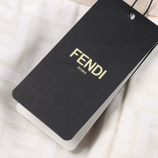 Fendi FF full-print shortsOriginal fabric customization, functional twill fabric, 100% positioning of the finished garment, very time-consuming waste, density and feel are consistent with the original, each piece of clothing is hand-sewn by the master, customized auxiliary logo, adjustment buckle, main label, loose version, classic version that does not pick people, super slimming when worn! A must-have for fair-skinned and rich women!