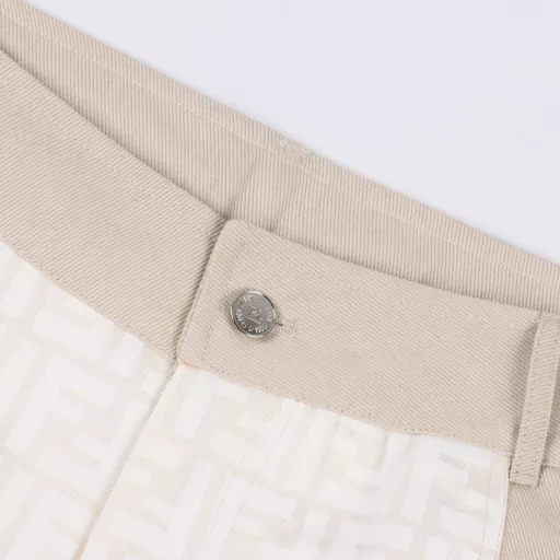 Fendi FF full-print shortsOriginal fabric customization, functional twill fabric, 100% positioning of the finished garment, very time-consuming waste, density and feel are consistent with the original, each piece of clothing is hand-sewn by the master, customized auxiliary logo, adjustment buckle, main label, loose version, classic version that does not pick people, super slimming when worn! A must-have for fair-skinned and rich women!
