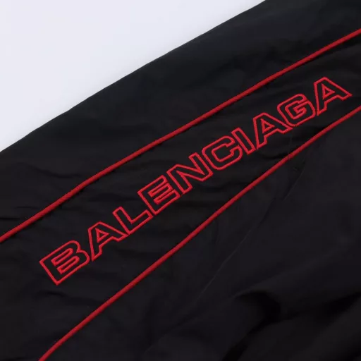 Balenciaga New City Collection LION CLUB casual sports shortsTechnical poplin fabricRed lion club artwork embroidery on the front and sidesElastic waistband (lined)Washed and faded effectLoose fit