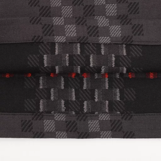 Burberry BBR pixel check wool blend Harrington shortsOriginal purchase, wool blend Harrington material, renewed Burberry check decoration. Original fabric contains wool material fabric, minimum order quantity 5000m, delivery time three months. Imported loom. The collar is embroidered and positioned, and the upper body is more upright. The stitching is neat and there is no extra thread. Technology: laser cutting bed, red stripes opposite stripes, red stripes in the back, symmetrical on the left and right. The whole pair of pants is time-consuming, labor-intensive and material-intensive. Two-way cutting and loose version.