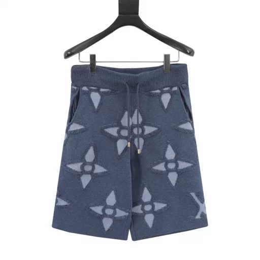 Louis Vuitton 25ss jacquard four-leaf clover flower full print shortsDyed yarn composition 72% wool 28% chemical fiber 12-needle imported computer loom 6 pieces of cloth 2 pockets 1 waistband splicing fixed high-density drawstring hem thread encryption thickening. Purely handmade infrared positioning grid alignmentIf the flowers are presented using the reverse-to-positive process, the visual craftsmanship of the sweater can be more intense. The contrast between the tissues makes the concave and convex texture more obvious, and the characteristics of the yarn are cleverly used to reflect the sense of detail.The focus is on the use of high-brightness and high-saturation bright color wool, the splicing between different color blocks and tissues, and the main pattern on the surface of the fabric presents a full color effect.