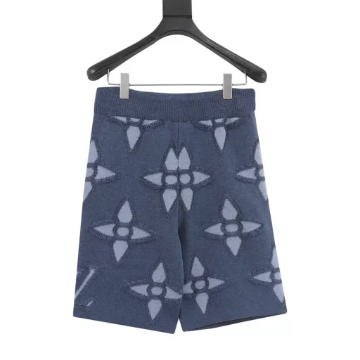 Louis Vuitton 25ss jacquard four-leaf clover flower full print shortsDyed yarn composition 72% wool 28% chemical fiber 12-needle imported computer loom 6 pieces of cloth 2 pockets 1 waistband splicing fixed high-density drawstring hem thread encryption thickening. Purely handmade infrared positioning grid alignmentIf the flowers are presented using the reverse-to-positive process, the visual craftsmanship of the sweater can be more intense. The contrast between the tissues makes the concave and convex texture more obvious, and the characteristics of the yarn are cleverly used to reflect the sense of detail.The focus is on the use of high-brightness and high-saturation bright color wool, the splicing between different color blocks and tissues, and the main pattern on the surface of the fabric presents a full color effect.